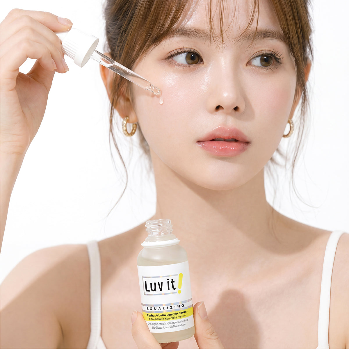 Alpha Arbutin Cilt Serumu – günlük cilt bakım rutininde kullanımı gösteren lifestyle fotoğrafı