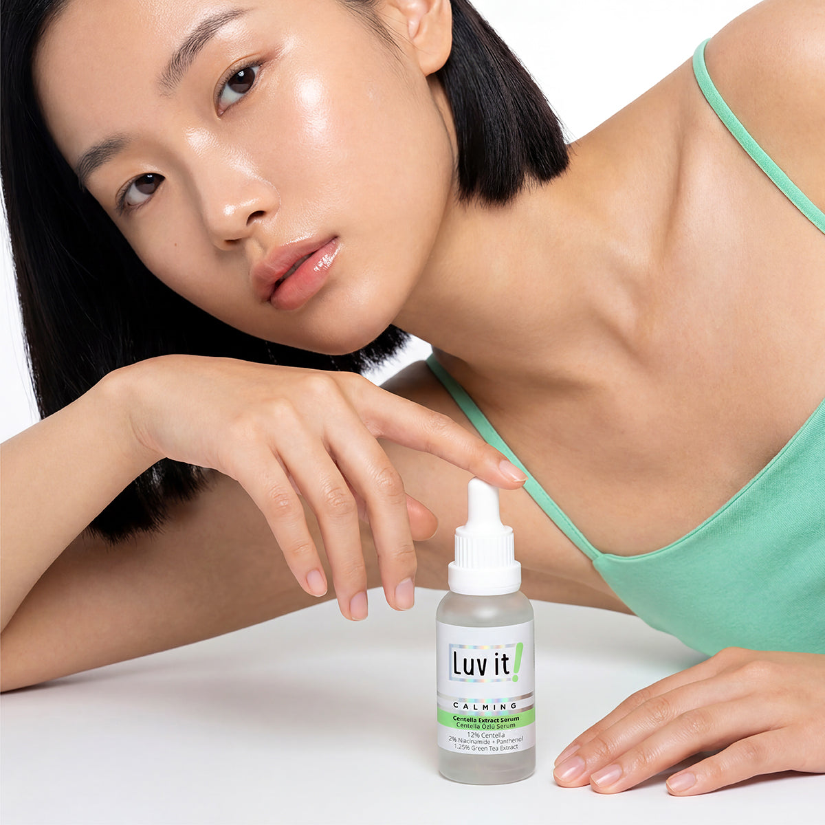 Centella Özlü Serum – günlük cilt bakım rutininde kullanımı gösteren lifestyle fotoğrafı