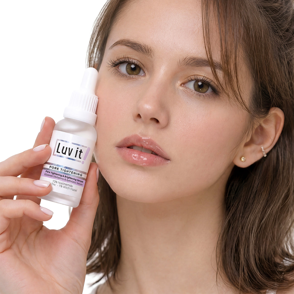 Gözenek Sıkılaştırıcı & Aydınlatıcı Serum – göz çevresine nazikçe uygulama yapılan lifestyle fotoğrafı