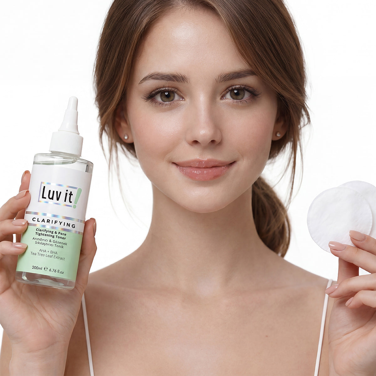 Arındırıcı & Gözenek Sıkılaştırıcı Tonik – göz çevresine nazikçe uygulama yapılan lifestyle fotoğrafı