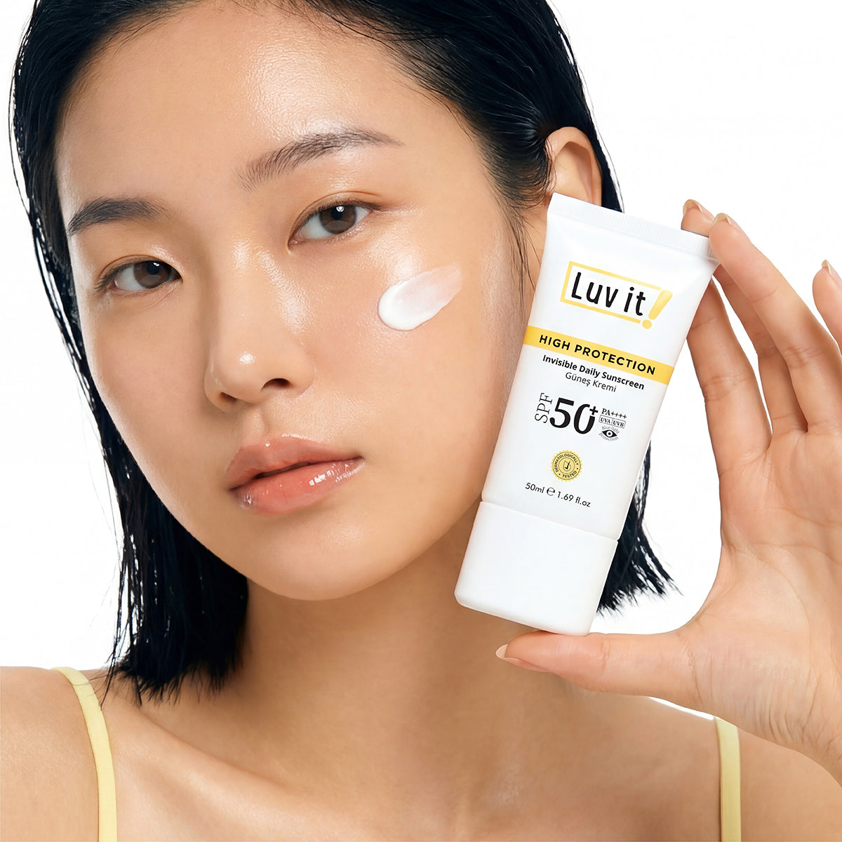 Güneş Kremi Spf50+ Pa++++ UVA-UVB – gün ışığında cilde uygulayan modelin olduğu lifestyle fotoğrafı