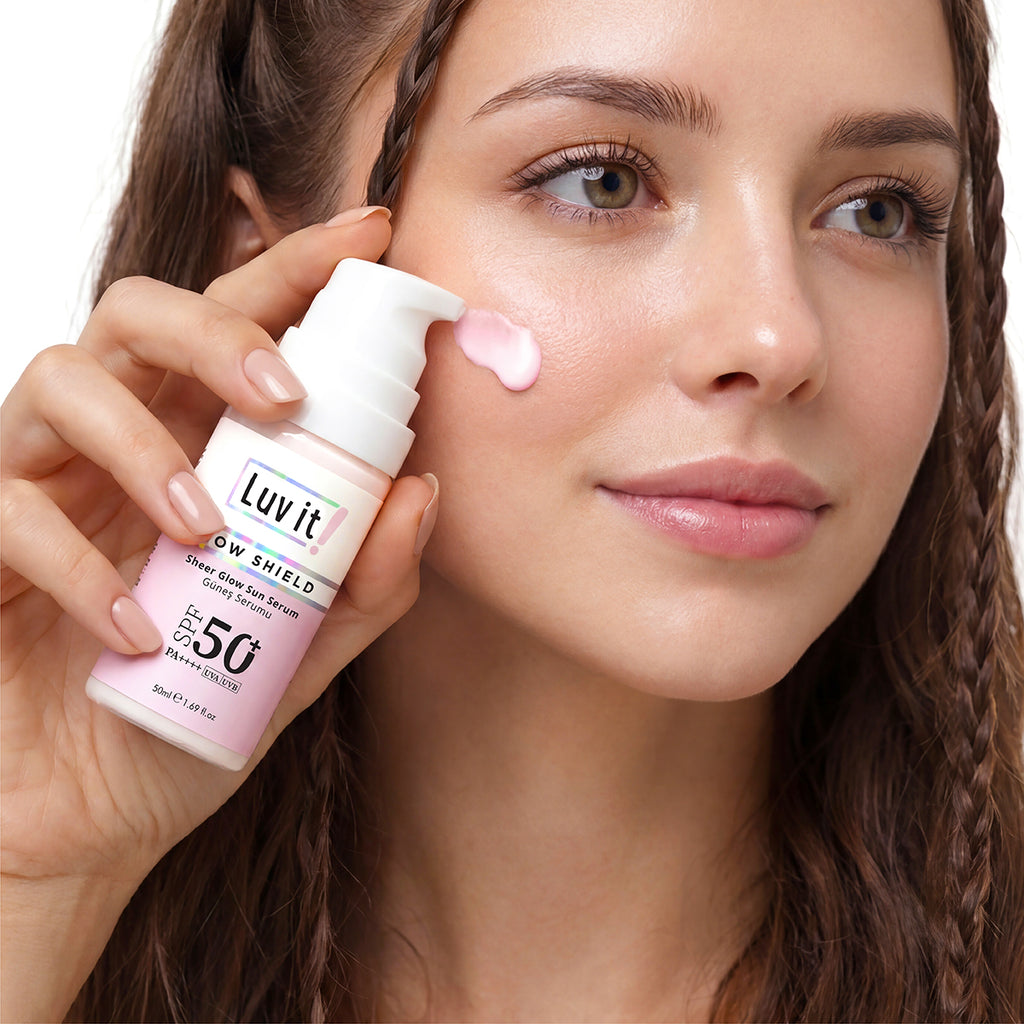 SPF 50+ Leke Karşıtı Güneş Serumu – gün ışığında cilde uygulayan modelin olduğu lifestyle fotoğrafı