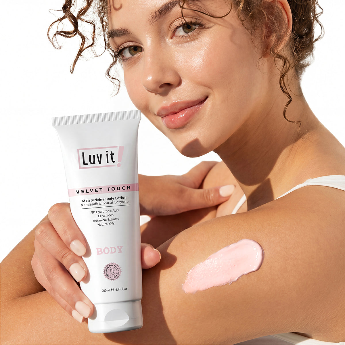 Nemlendirici Vücut Losyonu – uygulamayı gösteren adım adım kullanım görseli; Sabah ve akşam temiz ve kuru cildinize nazikçe masaj yaparak uygulayınız