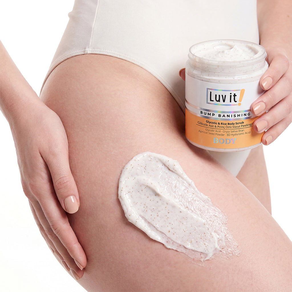 Glikolik Asit Vücut Peelingi - Pirinç Özlü Hyaluronik Asit İçeren Body Scrub – uygulamayı gösteren adım adım kullanım görseli; Pütürlü bölgelere odaklanarak cildinize küçük dairesel hareketlerle masaj yapınız.