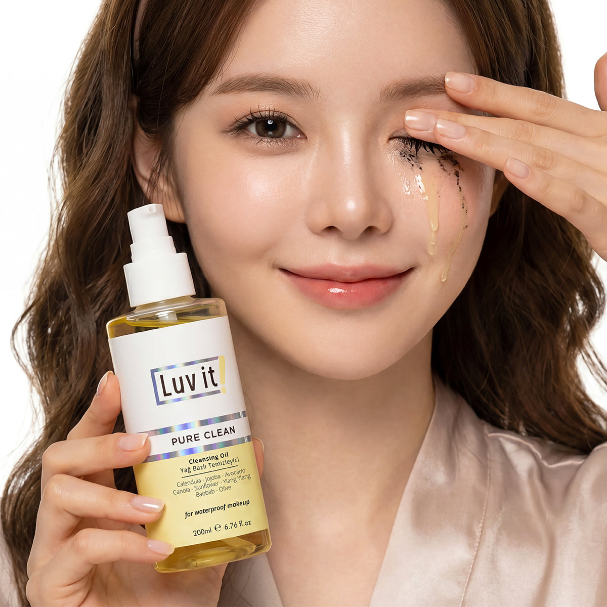 Yağ Bazlı Temizleyici – günlük cilt bakım rutininde kullanımı gösteren lifestyle fotoğrafı