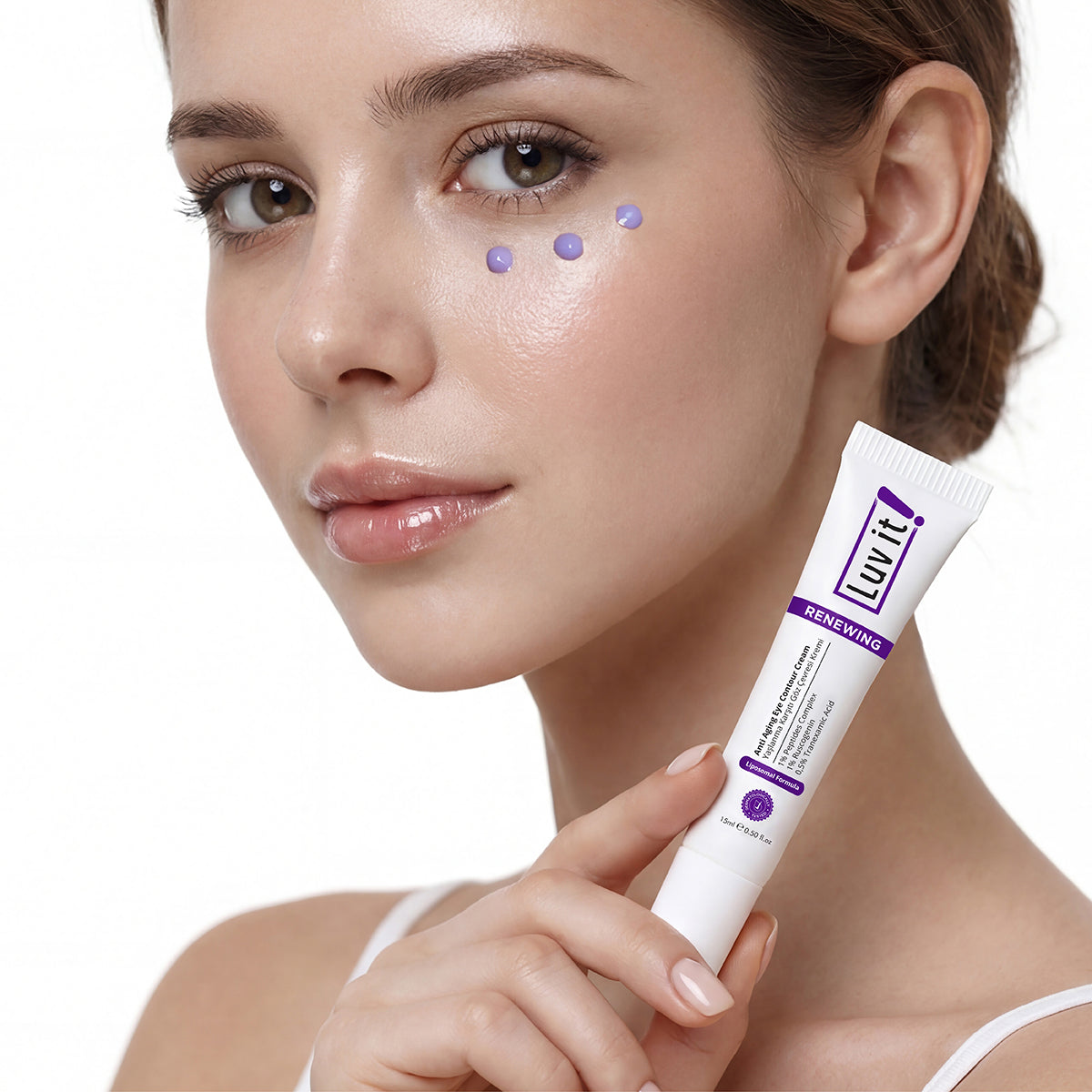 Yaşlanma Karşıtı Göz Çevresi Kremi – göz çevresine nazikçe uygulama yapılan lifestyle fotoğrafı